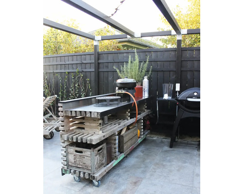 Utekök med grill, arbetsyta och förvaringsutrymme på en terrass