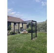 Metallpergola med sittgrupp på gräsmatta i trädgården