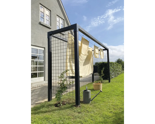 Tvättställ i metall med tvätt i trädgården