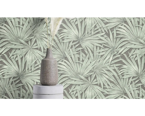 Vardagsrum med en tapet med palmmotiv och en vas