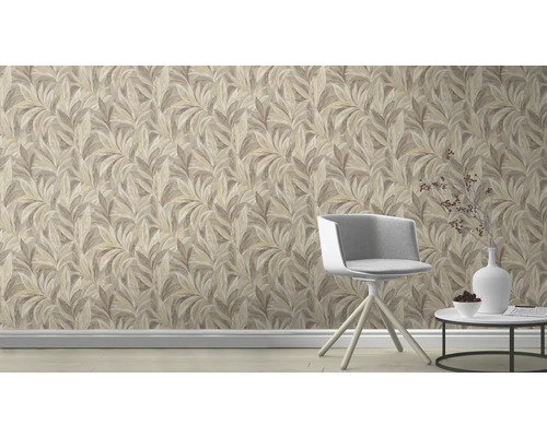 Scen med blad-mönstrad tapet, stol och bord