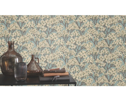 Tapet med blommönster och dekorationsföremål på ett bord