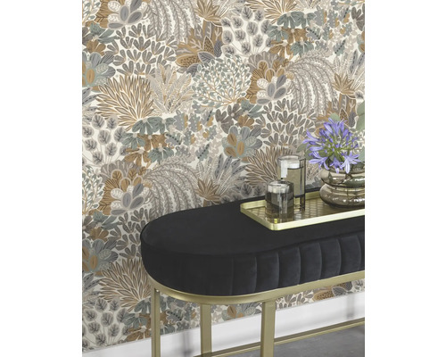 Dekorativ vägg med blommig tapet och vadderad bänk