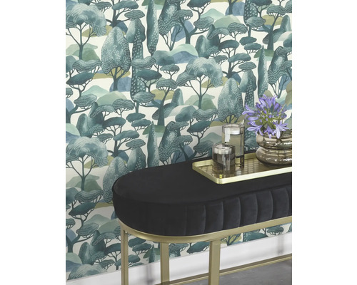 Scen med tapet med trämotiv och vadderad bänk med metallben