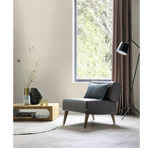 Vardagsrum med fåtölj, soffbord, golvlampa och fönster för en ljus och modern atmosfär