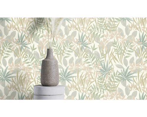 Dekorativ tapet med växtmotiv i vardagsrummet.