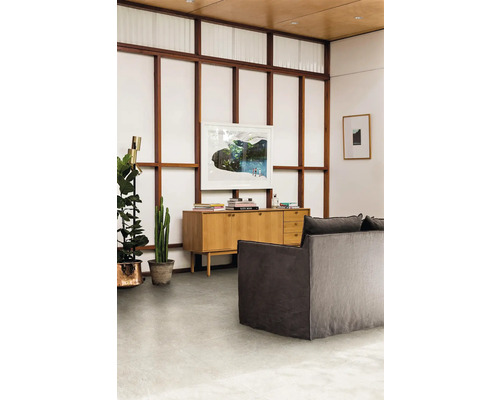 Vardagsrum med soffa, byrå och dekorationer.