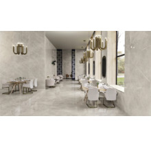 Interiörvy av en restaurang med bord och stolar på ett golv av kakel