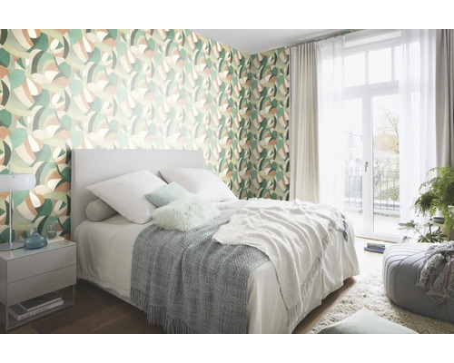 Sovrum med mönstrade tapeter, säng, sängbord och balkongdörr.