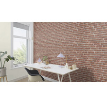 Kontor med tegelstapeter, skrivbord och fönster.