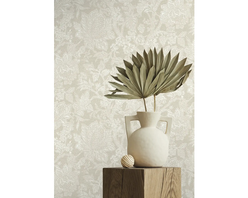 Dekorativ blommig tapet i interiör med vas och träsockel