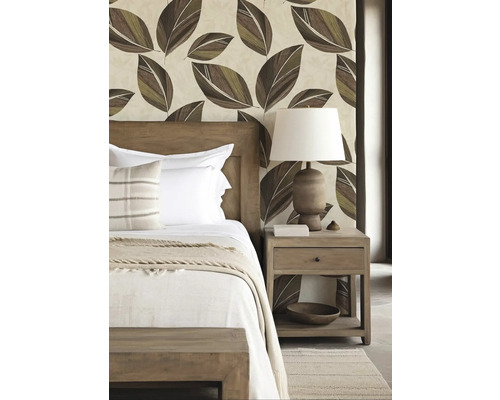 Sovrum med säng, sänglampa och blad tapet