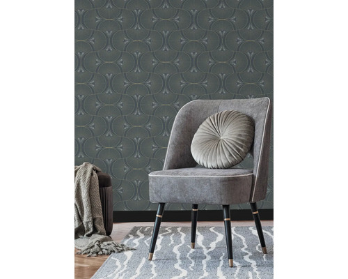 Scen med mönstrad tapet, stol med dyna och matta