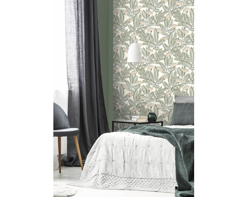 Sovrum med mönstrad tapet, säng och gardiner