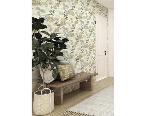 Rum med mönstrad tapet, träbänk, växt i korg och matta