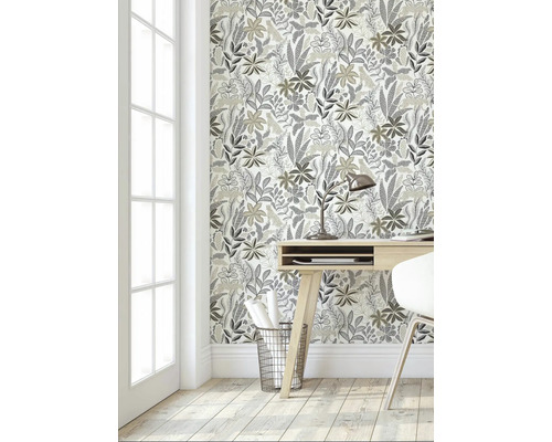 Kontor med blommönstrad tapet, skrivbord och stol