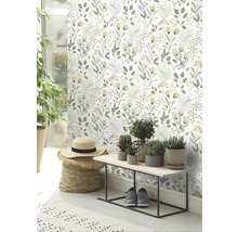 Rumsvy med blommig tapet, bänk med växter och dekoration