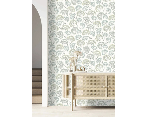 Rum med blommig tapet och träskänk