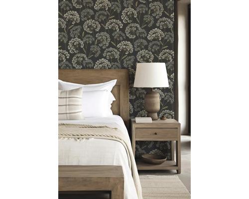 Sovrum med säng, nattduksbord och tapet med blommönster