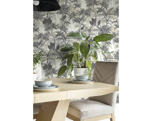 Matsal med träbord, stolar och djungeltapet