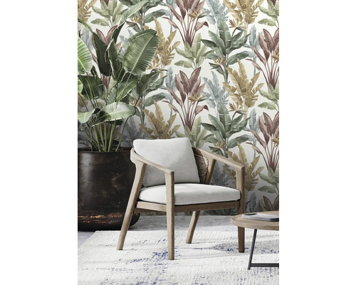Vardagsrum med tropisk blad tapet, fåtölj, krukväxt och matta