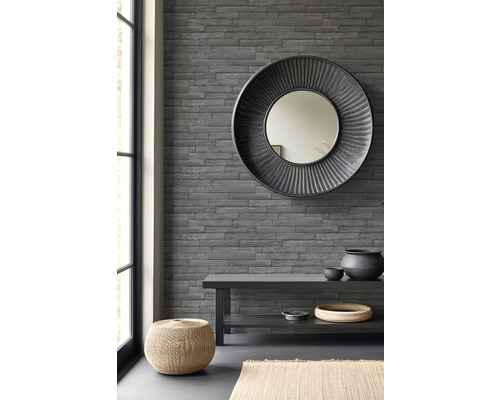 Dekorativt rum med träpanelvägg, spegel, bänk och vävd pall.