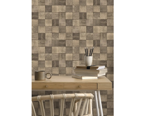 Kontor med träblockstapeter i schackrutigt mönster, skrivbord och stol