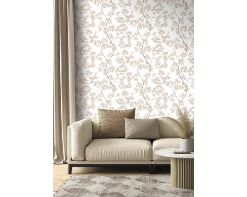 Vardagsrum med blommig tapet, soffa, matta och gardin.