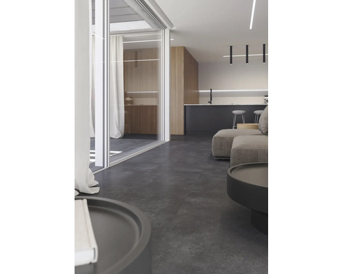 Vardagsrum med soffa, bord och glasskjutdörr