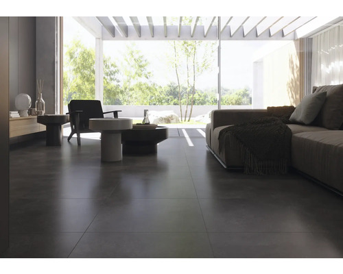 Ljust vardagsrum med mörkt klinkergolv, soffa och fåtöljer