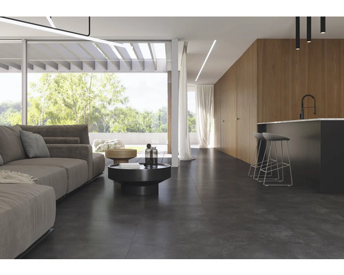 Ljust vardagsrum med soffa, soffbord, barstolar och stora fönster