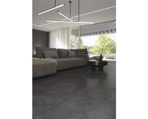 Vardagsrum med soffa, soffbord och pendellampor