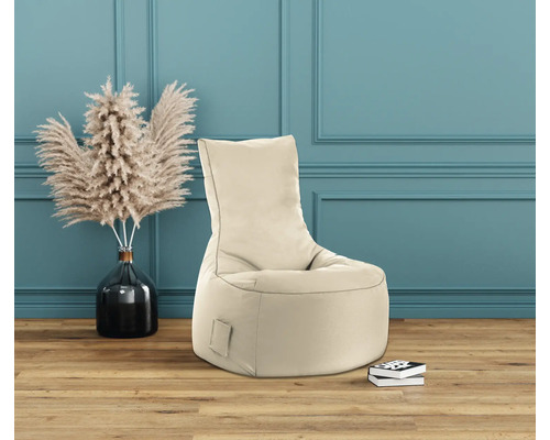 Sittsäck med högt ryggstöd och dekorativa element i ett vardagsrum