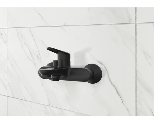 Svart duschblandare på en vit marmorvägg