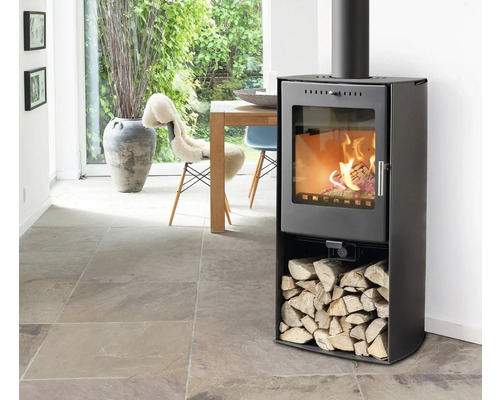 Vedeldad kamin med vedförvaring i ett vardagsrum