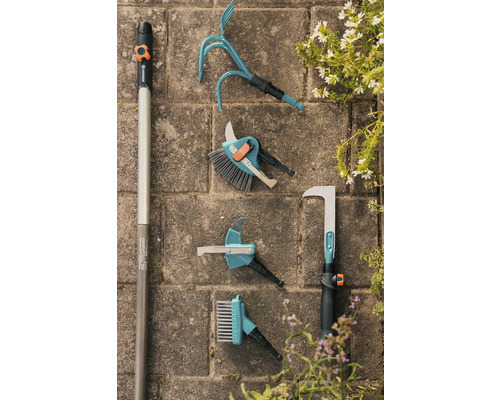 Trädgårdsredskapstillbehör med handtag på stenplattor