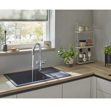 Diskho med kran i ett ljust kök.