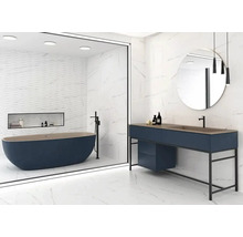 Modernt badrum med fristående badkar, tvättställ med spegel och marmorerade plattor