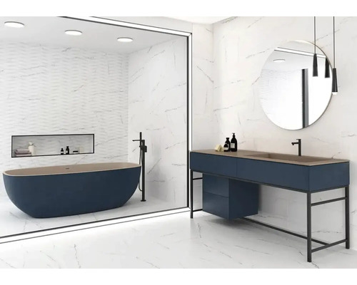 Modernt badrum med fristående badkar, tvättställ med spegel och marmorerade plattor