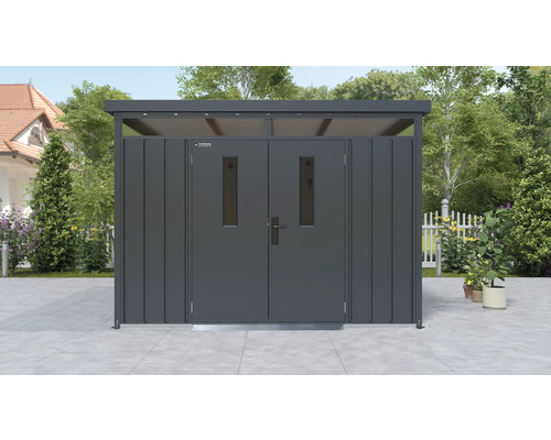 Metallförråd med dubbeldörr och takfönster i trädgården