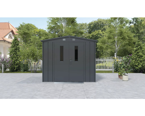 Metallförråd med dubbeldörr och fönster i trädgården