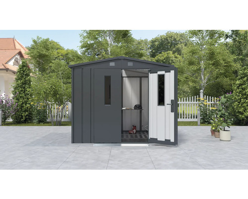 Metallförråd med öppna dörrar i trädgården