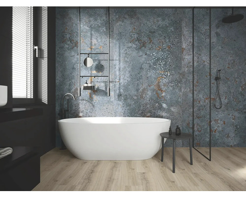 Modernt badrum med fristående badkar, dusch och strukturerade väggplattor