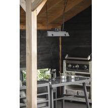 Uteplats med bord, stolar, grill och hängande lampa