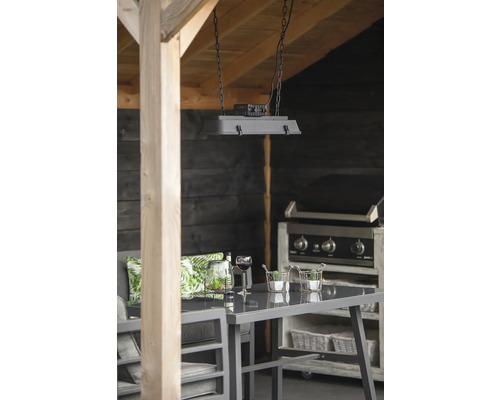 Uteplats med bord, stolar, grill och hängande lampa