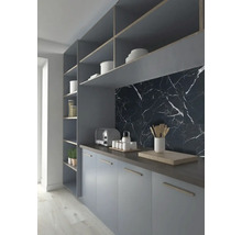 Köksscen med grå skåp, bänkskiva och marmorplattor