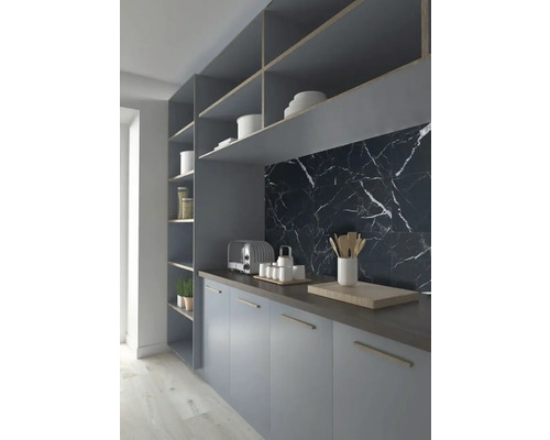 Köksscen med grå skåp, bänkskiva och marmorplattor