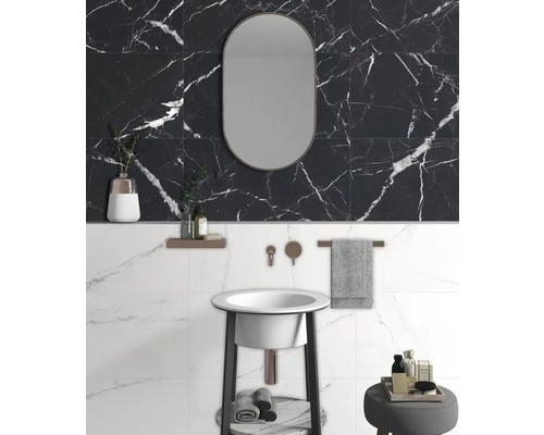 Modernt badrum med handfat, spegel och marmorplattor