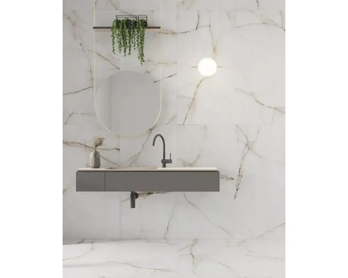 Ljust badrum med marmorplattor, underskåp för handfat, spegel och dekoration