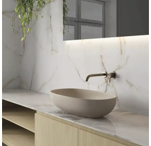 Badrum med tvättställsskål, tvättställsskåp, armatur och spegel